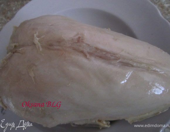 Когда мясо сварилось, достать его из бульона. также из бульона достать луковицу и корень петрушки или сельдерея.
Картошку очистить, порезать средними кусочками, добавить в бульон.