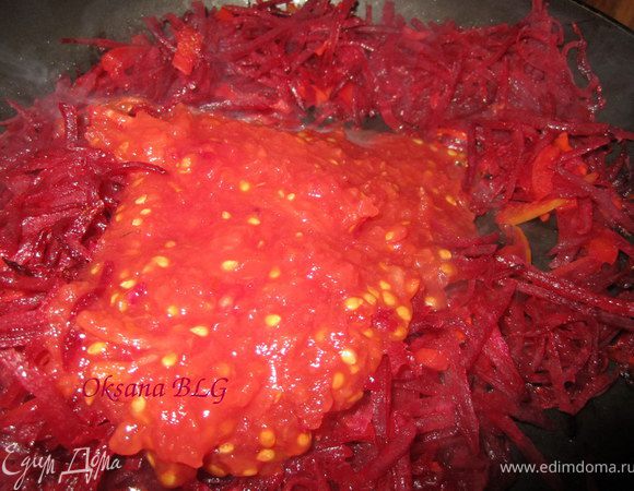 Помидоры натереть на терке, убирая кожицу, добавить на сковороду.