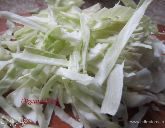Порезать капусту. Добавить в бульон.