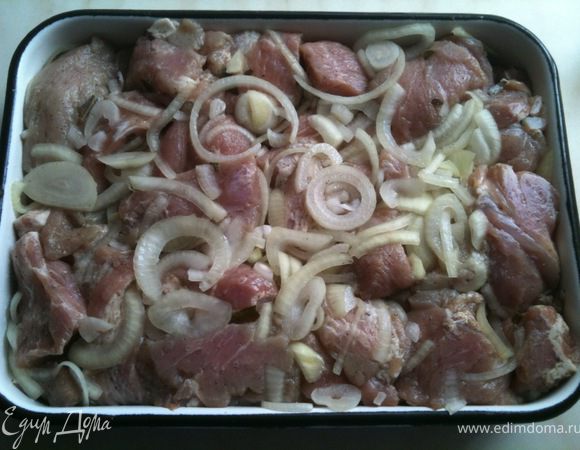 Плотно уложить мясо в посуду, в которой оно будет мариноваться. И поставить в холодильник на ночь (можно больше, до 3 суток).