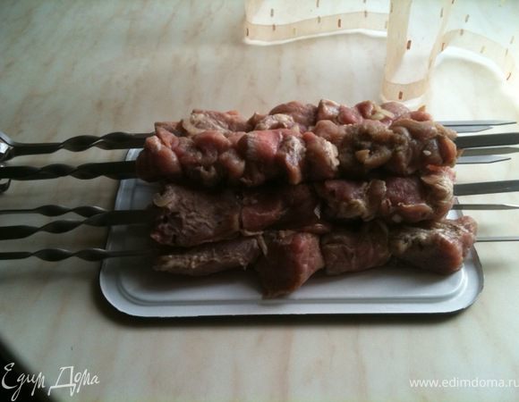 Нанизать мясо на шампура. Оставшийся лук можно не выбрасывать, а поджарить его на сковородке и подать к шашлыку как подгарнировку.