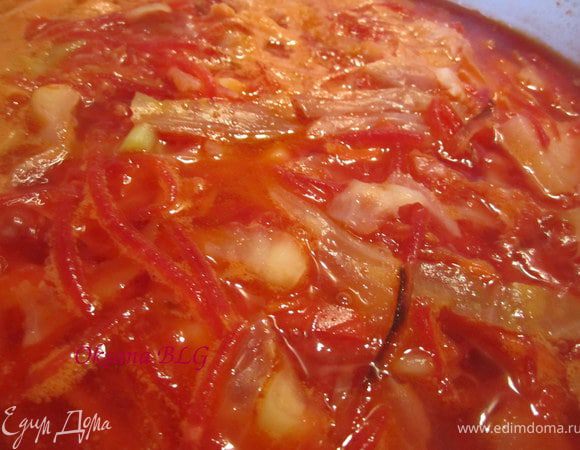 Через 5 минут добавить пассивированную свеклу и морковку.