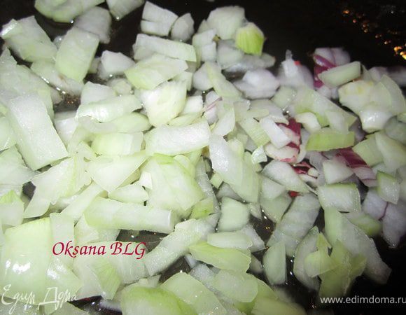 Лук порезать мелким кубиком, немного пасировать на растительном масле.