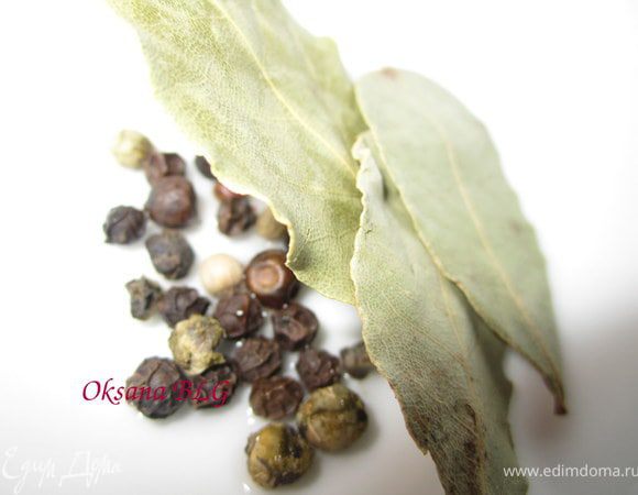 Добавить пасированый лук, перец, соль и лавровый лист.