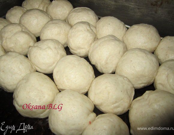 Форму смазать растительным маслом. Из теста сформировать небольшие шарики. Оставить на 10 минут подходить.