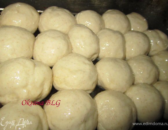 Смазать сверху яйцом, поставить в разогретую духовку ( 180 градусов) на 10-15 минут.