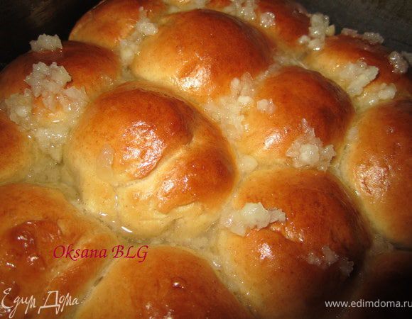 Полить чесночным соусов пампушки.