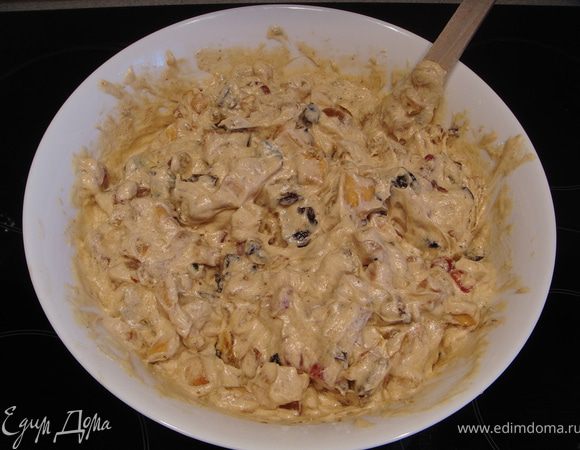 4 яйца хорошенько взбить. В другой миске взбить сливочное масло с сахаром, добавить яйца (взбить), муку (взбить), специи (взбить), цедру и пропитавшиеся за ночь сухофрукты. Чем более пушистой получится смесь, тем лучше.