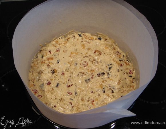 Разборную форму выложить пекарской бумагой и смазать маслом. Бумага должна быть выше бортов формы ( с высотой бортов я перестаралась: не нужно таких высоких).  Переложить в нее смесь, оставив на потом 3 ст.л. смеси. Выпекать пирог при температуре 150℃ примерно 40-60 минут.