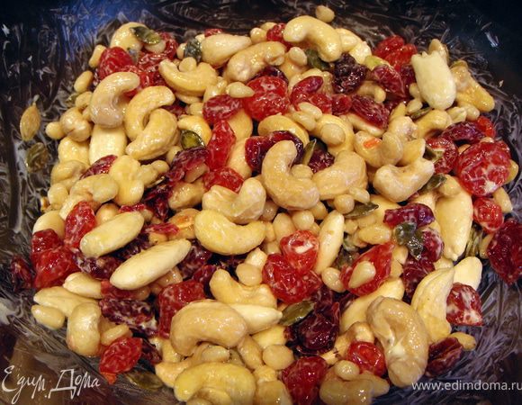 Пока пирог выпекается, приготовить фруктово-ореховую смесь для украшения. Сливочное масло смешать с орехами, ягодами и семечками и поставить в холодильник.