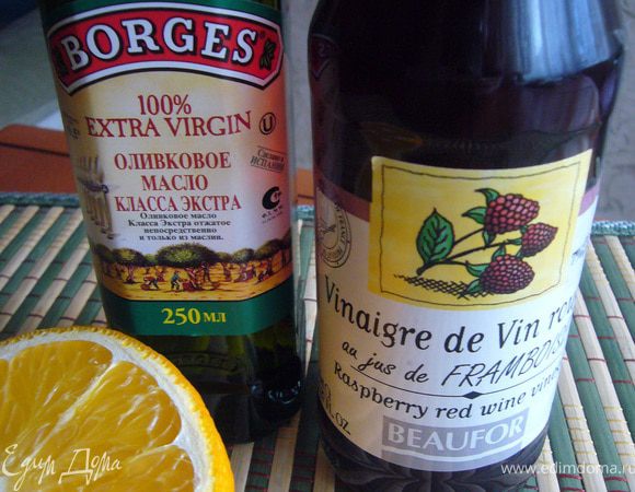 Для заправки все ингредиенты смешать в ёмкости с плотной крышкой, встряхнуть энергично несколько раз, пока заправка не станет однородной. Это составляющие первой заправки.
Для полной порции салата (я делила салат на 2 части и для каждой делала свою заправку) их количество увеличиваем в 1,5-2 раза.