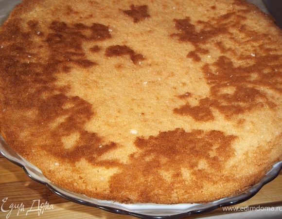 пРИГОТОВИМ ПОМАДКУ: ДЛЯ ЭТОГО В  САХАР СМЕШАТЬ С КАКАО,В  ЭТУ СМЕСЬ ВЛИТЬ  СОК. (чЕМ БОЛЬЕ СОКА ВЫ ВОЛЬЕТЕ, ТЕМ РЕЖЕ БУДЕТ ПОМАДКА). пОЭТОМУ ДОБАВИТЬ ВНАЧАЛЕ СОКА ЧУТЬ-ЧУТЬ. сМЕСЬ ДОЛЖНА ПОЛУЧИТСЯ КАК СМЕТАНА. пОСТАВИТЬ НА ОГОНЬ И ПОМЕШИВАЯ ДОВЕСТИ ДО КИПЕНИЯ. в КИпЯЩУЮ ПОМАДКУ ПОЛОЖИТЬ МАСЛО СЛИВОЧНОЕ, И ДАТЬ МИНУТУ ПОКИПЕТЬ. сНЯТЬ С ОГНЯ. вСЕ ПОМАДКА ГОТОВА. дАТЬ ОСТЫТЬ ДО ТЕПЛОГО СОСТОЯНИЯ И  ПРИМЕНЯТЬ ПО НАЗНАЧЕНИЮ. в МОЕМ СЛУЧАЕ Я УКРАСИЛА ВЕРХ ТОРТА ПОМАДКОЙ, А ЗАТЕМ ПРИСЫПАЛА ОРЕХАМИ БОКА. Украшать на свое усмотнение.