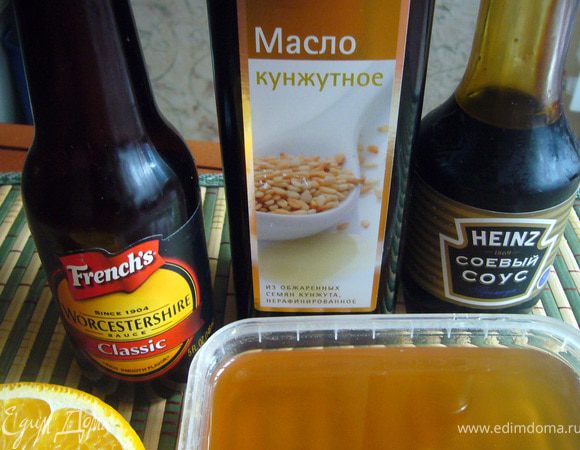 А это составляющие для второй заправки. Можно при желании добавить в заправку давленный ребром ножа зубчик чеснока, минут 15 достаточно, чтобы чеснок "отдал" свой аромат. Затем его убрать из заправки, а её ещё раз взболтать. Для второго варианта соль добавлять сразу не нужно, так как соевый и вустерширский соусы солёные. Добавить в конце, если покажется недостаточно солёной.
Кому мёд противопоказан, можно взять немного побольше апельсинового сока и чуть сахара, и немного уварить всё до более густого соуса. 
В этом варианте соус у меня остался, как раз хватит на полную порцию салата, а не половинную, как делала я.