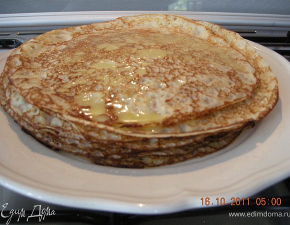 Блины:

Вначале хочу предупредить что делаются блины "на глаз", поэтому количество ингредиентов приблизительное! Пожалуйста, используйте интуицию:) 
Все ингредиенты для блинов (кроме минералки)  соединить в плошке, размешать до однородной массы, консистенция чуть густоватая, дать постоять минимально 30 минут. Разогреть сковороду, смазать подсолнечным маслом. В тесто добавить минеральной воды. Блины печь с двух сторон. Каждый готовый блин смазать сливочным маслом.
