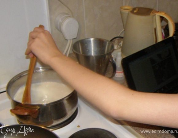 Садим дочь или того, кто есть под рукой уваривать молоко до половины первоначального объема)))