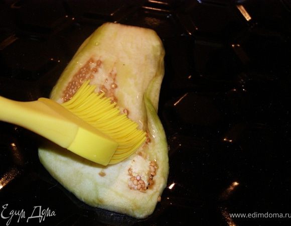 Баклажаны очистим от кожицы, нарежем вдоль на полоски, посолим и оставим полежать для удаления горечи. Помидоры очистим, нарежем мелким кубиком. Чеснок пропустим через пресс. Лук пропустим через мясорубку, мясо индюшки также пропустим через мясорубку. Сыр натрем на мелкой терке. Вот полчаса и прошло. Баклажаны промоем, просушим полотенцем, смажем кисточкой маслом