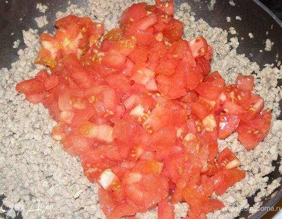 Запечем баклажаны на гриле. Получились не жирными))) Займемся мясом. На масле обжарим лук, присоединим к нему фарш и обжарим до исчезновения жидкости. Высыпаем к фаршу помидоры