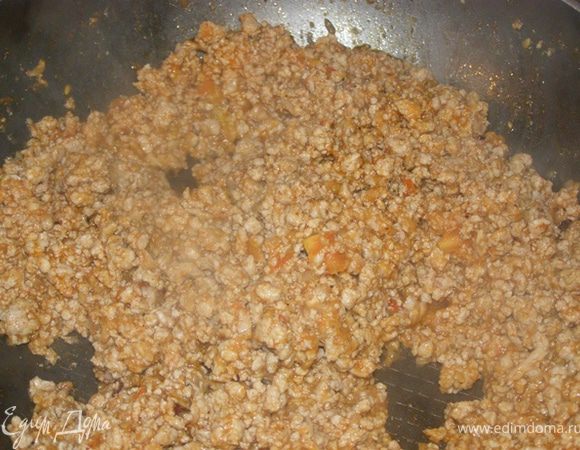 Жарим фарш с помидорами до исчезновения влаги. В процессе добавляем специи и чеснок, когда влаги не останется - белое вино. Доводим до кипения и отставляем. Излишки влаги сливаем.