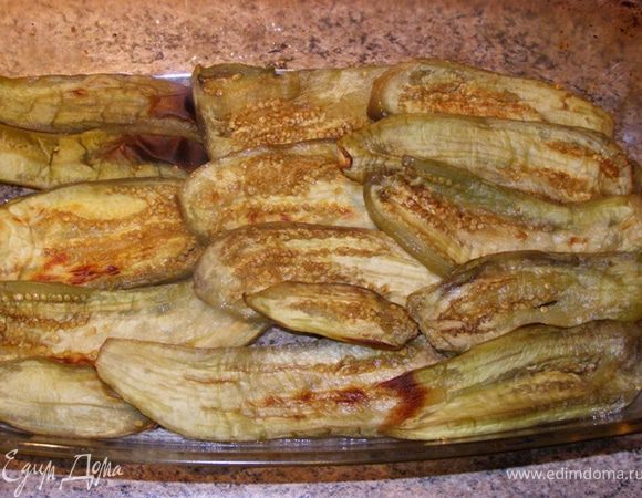 В форму выкладываем слой баклажанов