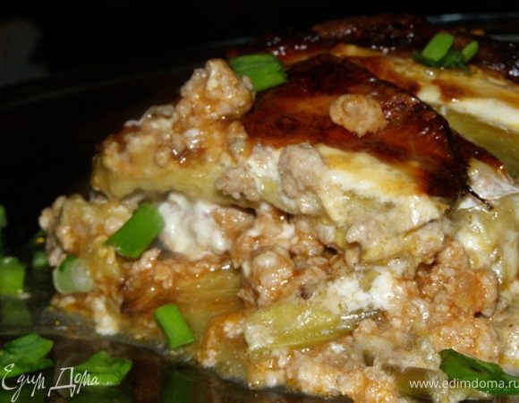 Блюдо получилось легким, нежным, на талиях, надеюсь, не скажется))) Начала готовить в 8 вечера, закончила - в 10. Еле дождались))) Пекорино очень хорошо зазвучал в этом блюде, как тут и был))) Не даром, греки в мусаку кладут твердый овечий сыр))) А белое вино, которое вы купите для баклажанницы, не убирайте далеко в закрома)))- оно станет прекраным компаньоном к вашему блюду)))) У нас так вчера и произошло)))