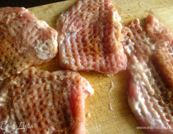 Мясо режем на порционные куски, толщиной 1см. отбиваем, солим, перчим, мускатим. Оставляем на полчаса. Если мясо среднего возраста, то сбрызгиваем лимончиком, если молодое, оставляем как есть, а... если старое, не используем вообще. 