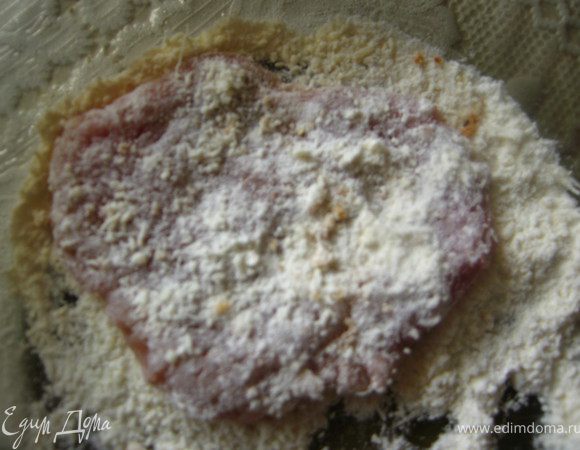 Духовку разогрели до 180гр. Форму смазали растительным маслом.  мясо  сбрызгиваем водичкой(чтобы панировка лучше приставала). Берем кусочек мяса обваливаем в панировке №1