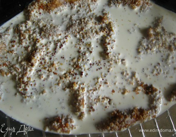 Укладываем в форму и заливаем сливочным соусом.