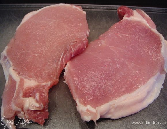 Корейку порезать на кусочки, толщиной 1 см. 