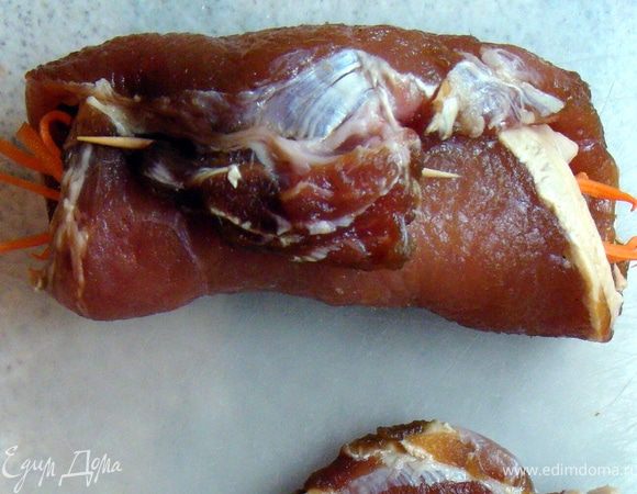 Мясо закрутить в рулетики и скрепить зубочисткой. Каждый рулетик немного смазать оливковым маслом и поставить в духовку, разогретую до 200℃ на 15-20 минут.