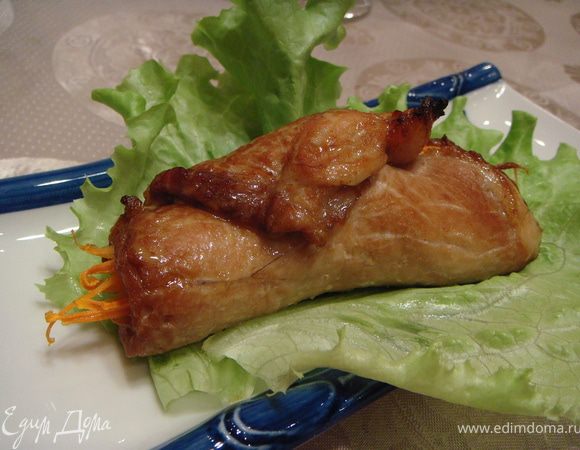 Подавать на стол лучше всего с рисом или листьями салата.