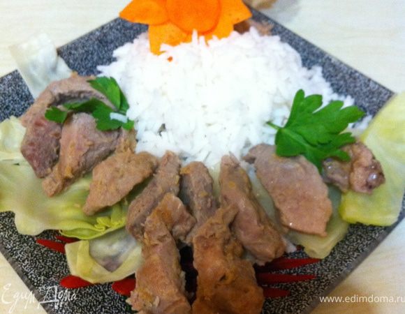 Подаем мясо, рис и капусту сразу же, украсив  по своему вкусу. У меня цветочек из моркови и несколько веточек петрушки.  По желанию можно сверху полить соевым соусом. Я обычно так делаю если мне не хватает соли. Вкусный и полезный Обед готов. Приятного аппетита!!!