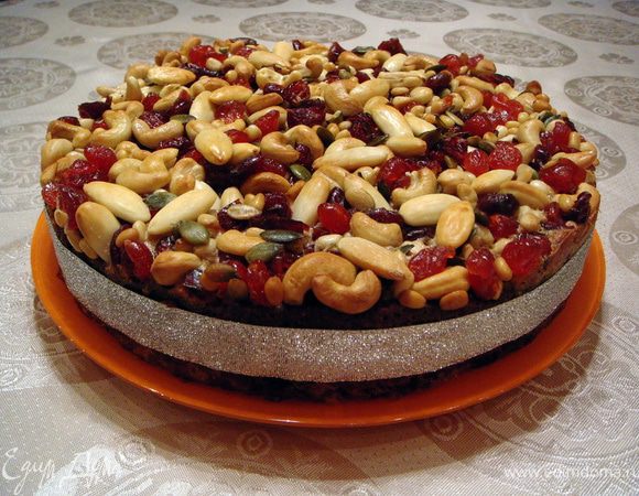 Когда готовый пирог окончательно остынет, аккуратно вынуть его из формы, украсить ленточкой и можно подавать на стол.