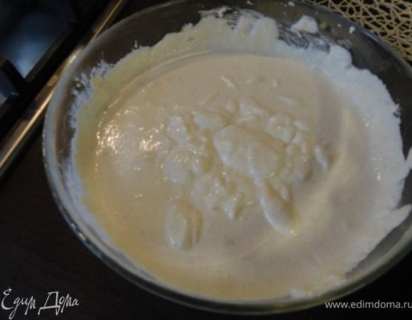 Соединить крупу со сметаной, можно хорошо размешать. Но я добавила марципанновую массу, поэтому пробила блэндером до однородности.