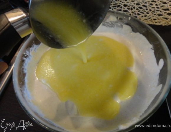 Растопить масло и добавить в смесь.