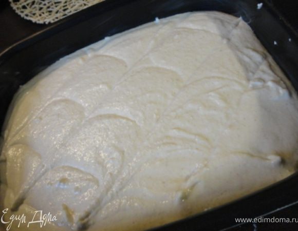 Выложить в форму и мокрым ножом нарисовать ромбы. Будующие аппетитные порционные кусочки)