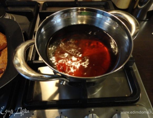 Делаем сироп. В кипящую воду добавляем сахар и несколько ложек лимонного сока для аромата и доводим до кипения.