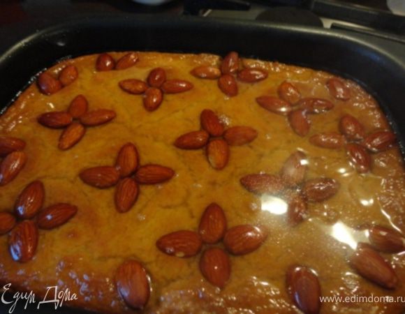 Смело заливаем всей жидкостью наше лакомство. Можно постепенно. Тесто достаточно быстро все в себя впитает