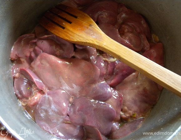 1. Отмочить в холодной воде печень. Посолить, поперчить, добавить мускатный орех. Оставить на время. перед готовкой добавить пару столовых ложек оливкового масла. 