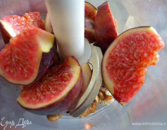 5. Почистить инжир. Почистить орехи.Перебить все с блендере. 