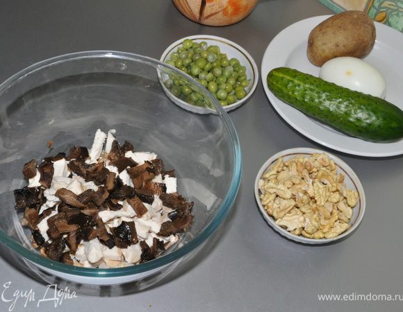 Картошку и яйцо, тоже отваренные, мелко порубить. Картошки много не надо,она должна чувствоваться в салате, но не забивать другие ингредиенты. 