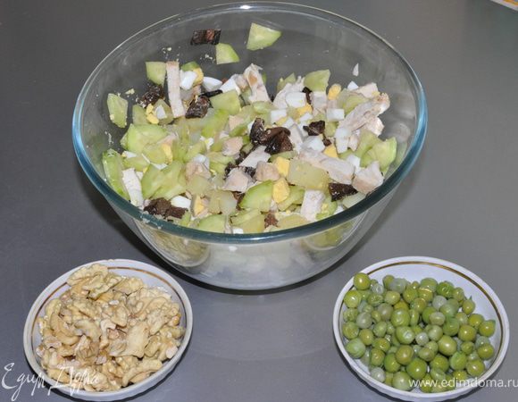 Огурец очистить от кожуры и нарезать ломтиками.