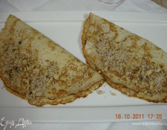 Для начинки - смолоть грецкие орехи и смешать их с сахаром и ванильным сахаром. Насыпать начинку на середину блина и свернуть по желанию, я на половинку свернула. В таком виде их уже можно подавать к столу!
