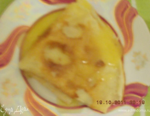 готовые блинчики обмакнуть в апельсиновый соус и сложить на тарелку