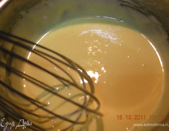 А для любителей острых ощущений предлагаю винный соус , в котором подают блины в Хорватских ресторанах и который очень любит мой муж. 
Для этого ставим водяную баню, на нее ставим миску с желтками и сахаром, постоянно помешиваем венчиком до образования кремообразной массы. Паралельно в каструльке нагреваем белое вино с сахаром, и когда сахар растворится, заливаем его в желточный крем, опять помешивая. Через пару минут снимаем и поливаем блины. Это один вариант. А другой вариант - отделенные белки взбиваем до образования белых пиков, и постепенно вводим в желточный крем находящийся на бане, и через несколько минут снимаем. В этом случае соус выходит более воздушным. 
