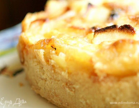 Продукты для глазури смешать и вылить поверх пирога, выпекать еще 10 минут. 