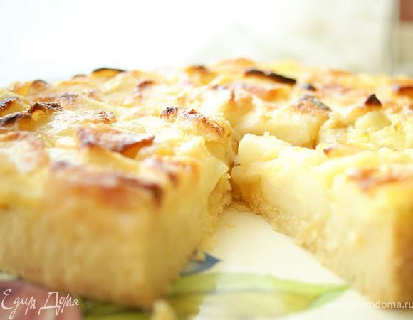 Готовый пирог вынуть из духовки, оставить на 10 минут, затем освободить от формы и дать остыть. Перед подачей можно сбрызнуть немного алкоголем и посыпать пудрой.
