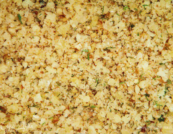 Пока курица будет мариноваться можно приготовить кабачки. Орехи, сыр и розмарин измельчить в блендере. 