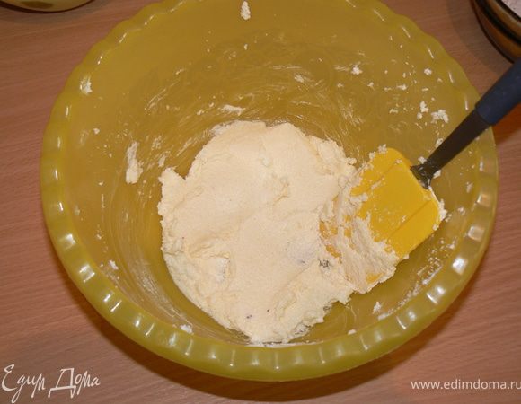 взбить масло с сахаром