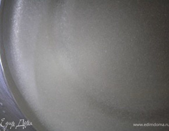 Смешать растительное масло и мед (или сироп),