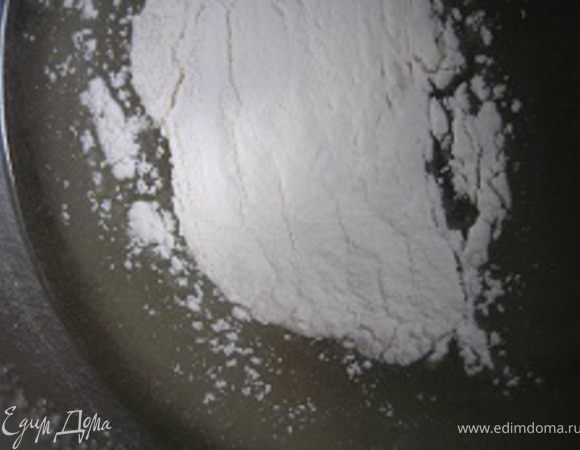 добавить щепотку соли и 1 ст.л. муки, перемешать,